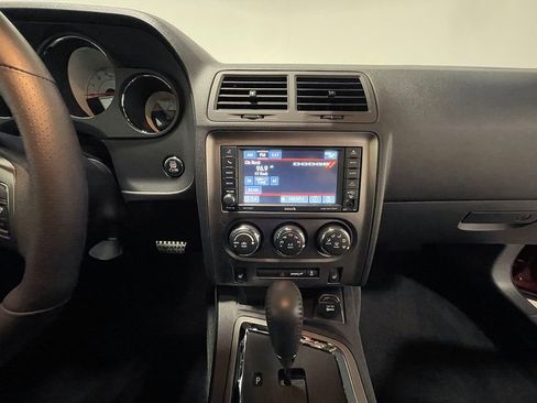 Used 2014 Dodge Challenger SXT image 59