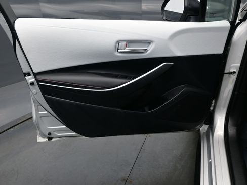 Used 2025 Toyota Corolla SE w/ SE Premium Package image 9