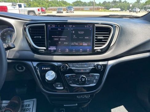 Used 2025 Chrysler Pacifica Select FWD image 13