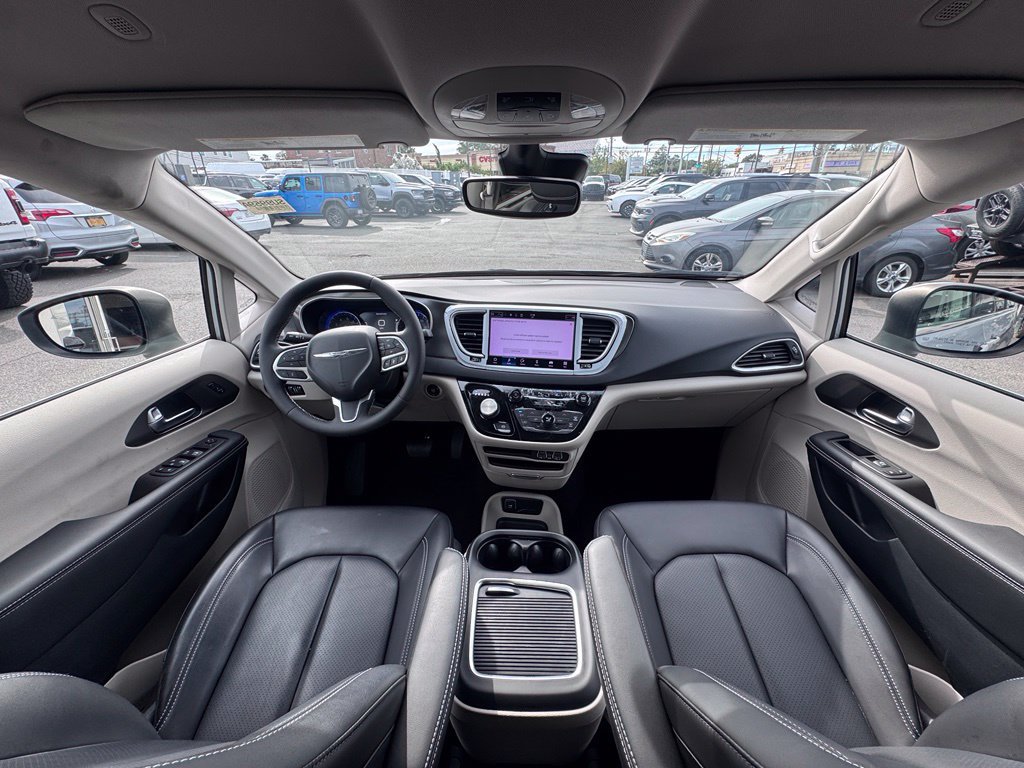 Used 2023 Chrysler Pacifica Touring-L FWD image 29