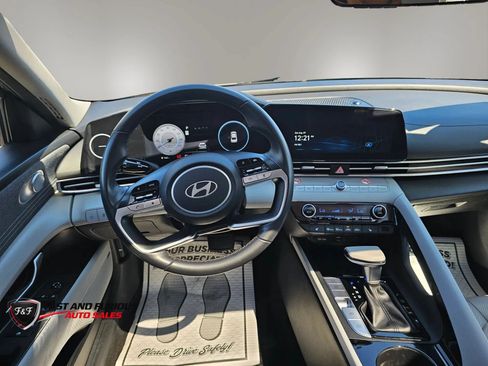 Used 2025 Hyundai Elantra Limited FWD image 18