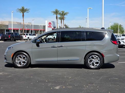 Used 2023 Chrysler Pacifica Limited image 9