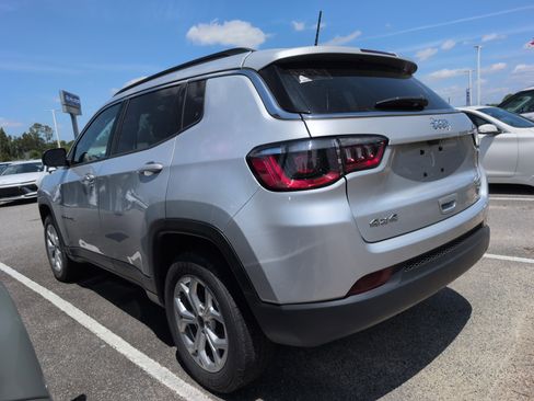 Used 2025 Jeep Compass Latitude AWD/4WD image 4