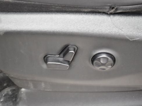 Used 2024 Chrysler Pacifica Touring-L image 15