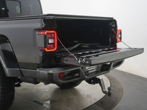 Used 2021 Jeep Gladiator Willys image 9