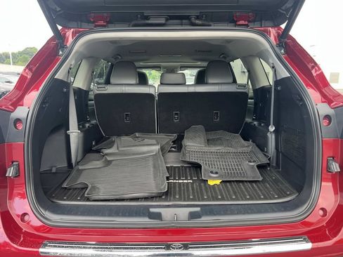 Used 2022 Toyota Highlander XLE AWD/4WD image 11