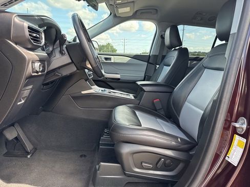 Used 2023 Ford Explorer XLT w/ Equipment Group 202A RWD image 6