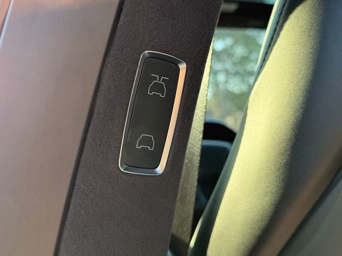 Used 2022 Tesla Model X image 31