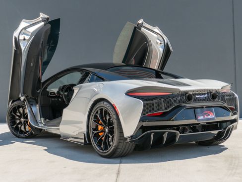 Used 2023 McLaren Artura RWD image 13