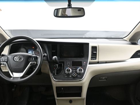 Used 2015 Toyota Sienna LE image 19