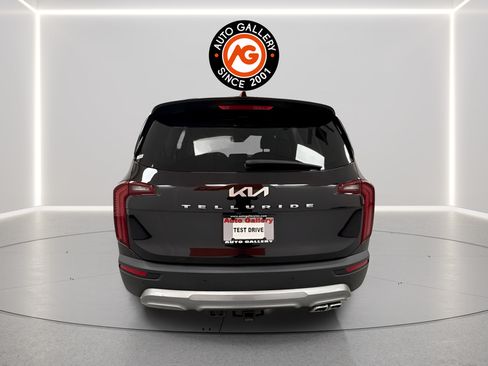 Used 2022 Kia Telluride EX w/ EX Premium Package FWD image 4