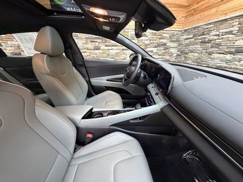 Certified 2025 Hyundai Elantra Limited image 12