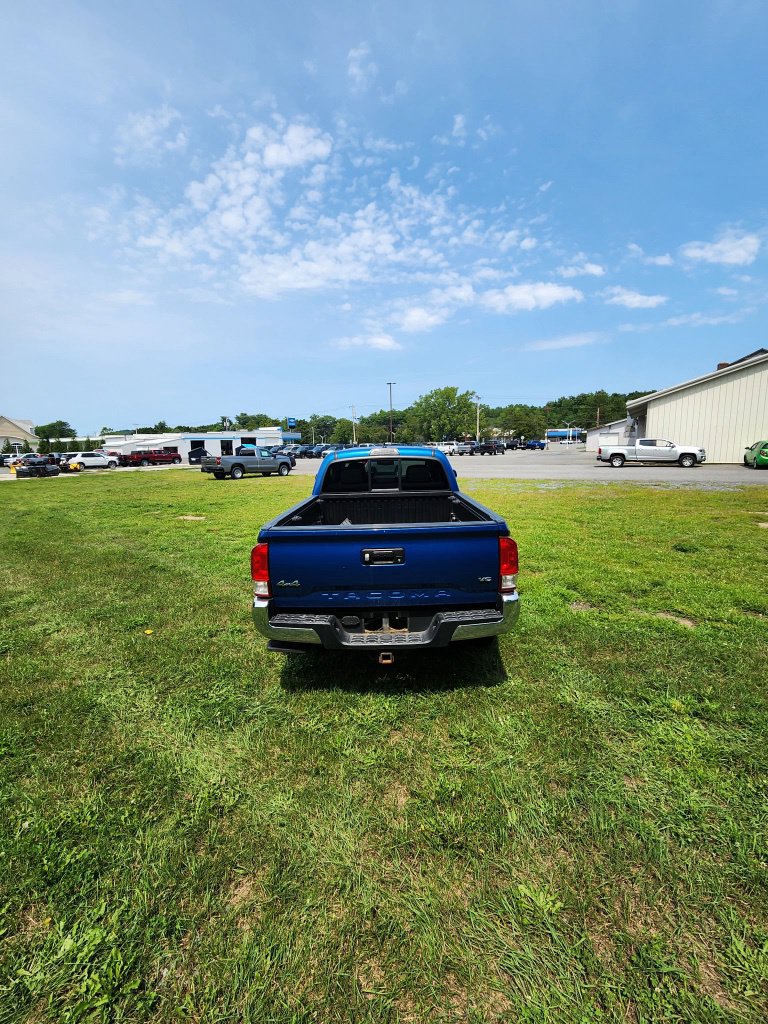 Used 2016 Toyota Tacoma SR5 w/ SR5 Appearance Package (SN) AWD/4WD image 7