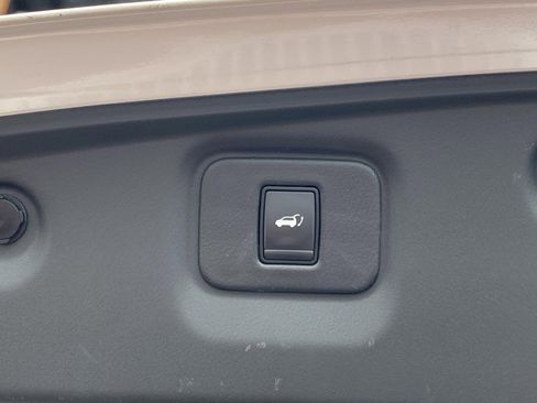 Used 2019 Nissan Pathfinder Platinum image 18