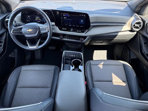 Used 2025 Chevrolet Equinox LT w/ Convenience Package II image 12