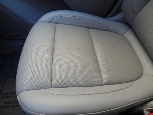 Used 2023 GMC Acadia SLT image 39