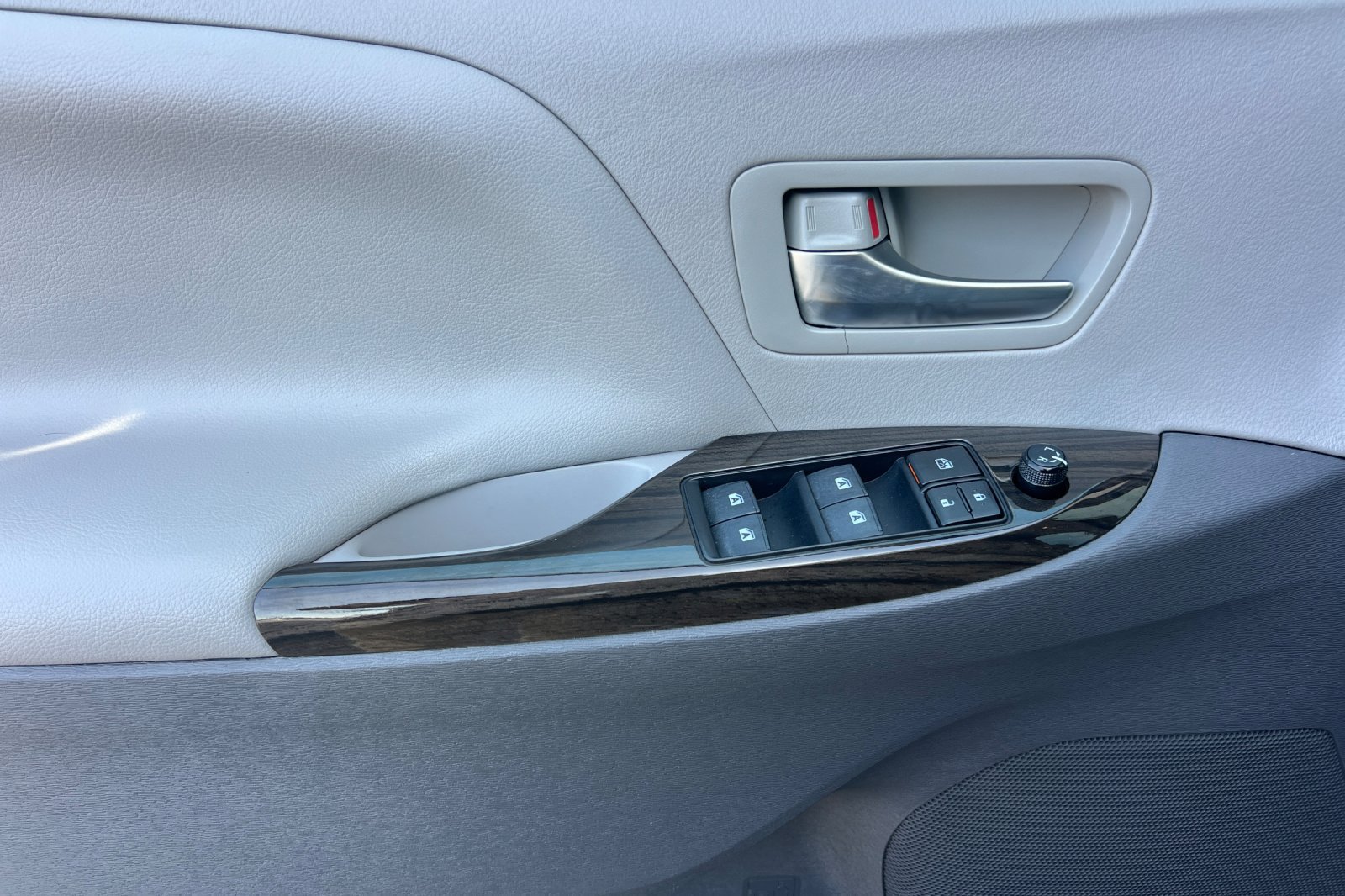 Used 2020 Toyota Sienna XLE FWD image 11