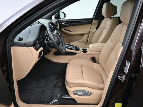 Certified 2025 Porsche Macan AWD/4WD image 10