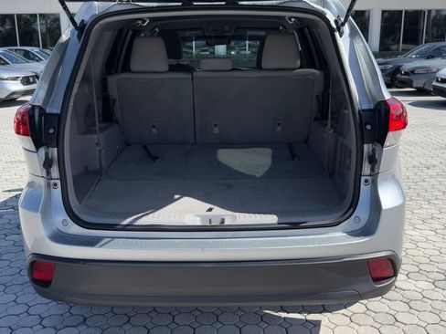 Used 2019 Toyota Highlander LE FWD image 17