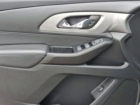 Used 2023 Chevrolet Traverse LT image 21
