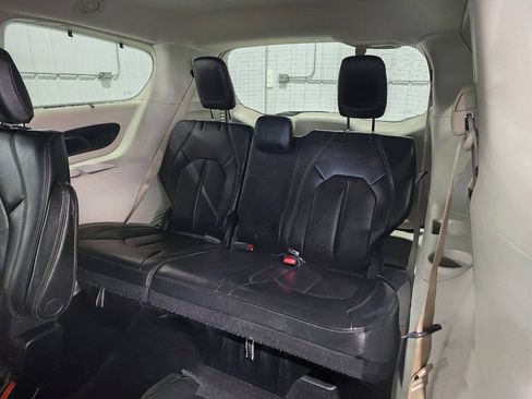Used 2018 Chrysler Pacifica Touring-L Plus w/ Tire & Wheel Group FWD image 10