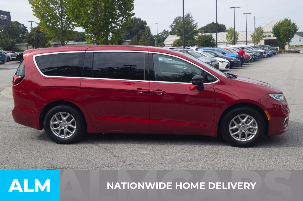 Used 2024 Chrysler Pacifica Touring-L FWD image 4