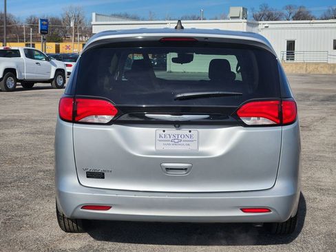 Used 2023 Chrysler Voyager LX image 6