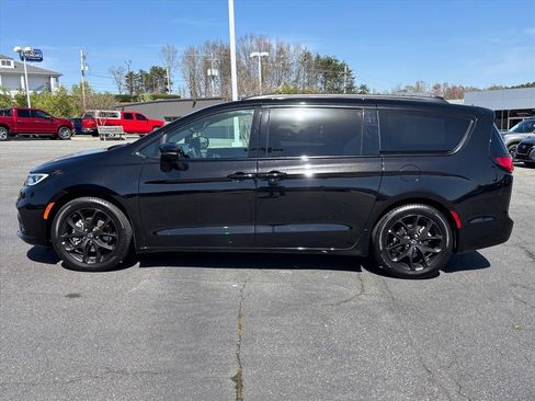 Used 2025 Chrysler Pacifica Limited image 23