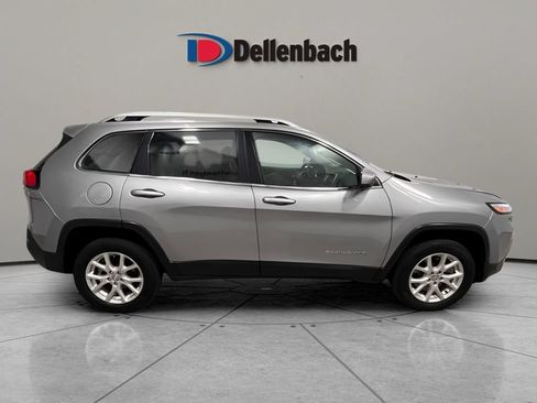Used 2017 Jeep Cherokee Latitude w/ Safety/Convenience Group FWD image 6