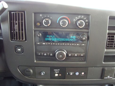 Used 2018 Chevrolet Express 2500 w/ Enhanced Convenience Package image 11