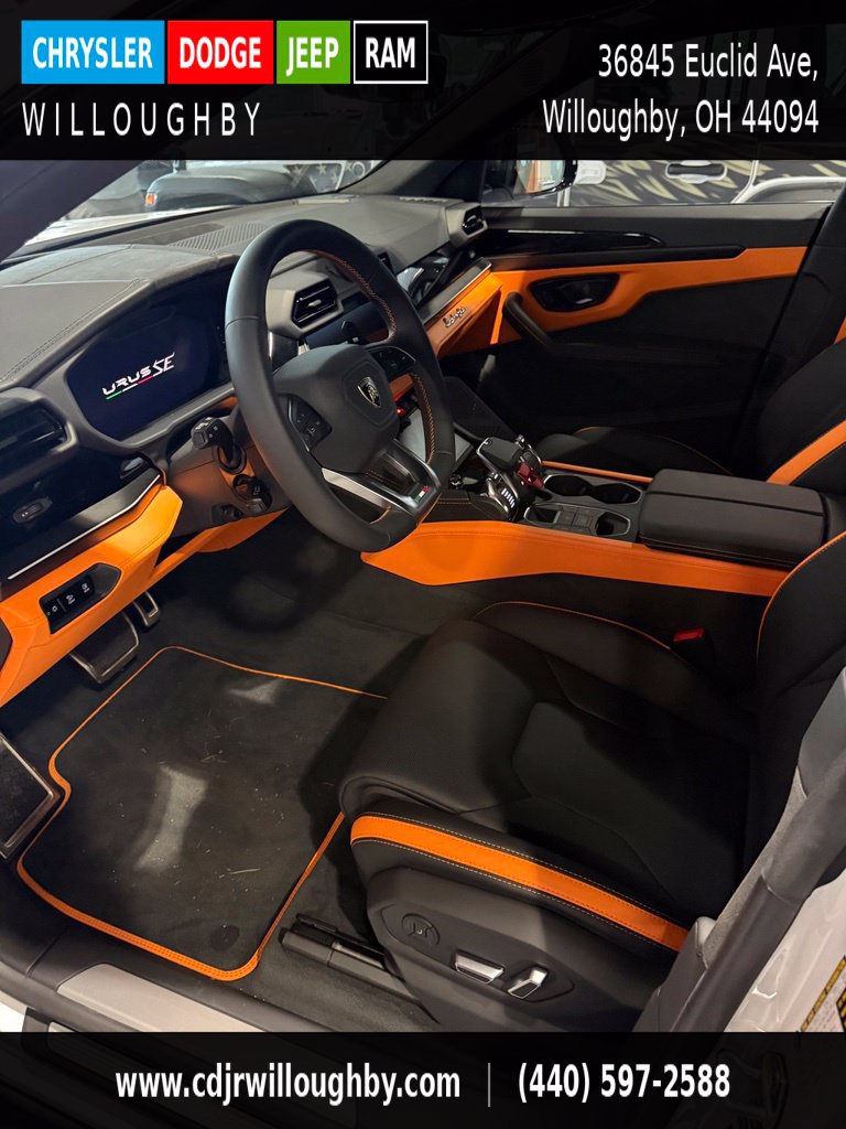 Used 2025 Lamborghini Urus SE AWD/4WD image 28
