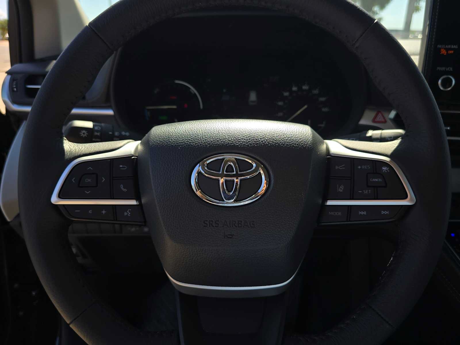 Used 2026 Toyota Sienna XLE FWD image 25