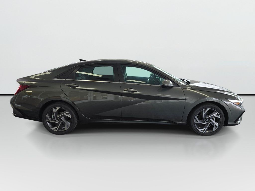 New 2026 Hyundai Elantra Limited FWD image 3