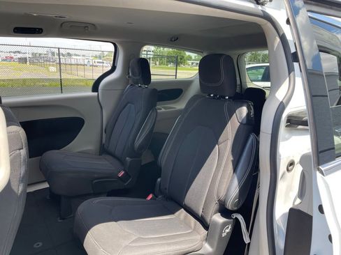 Used 2022 Chrysler Voyager LX FWD image 38