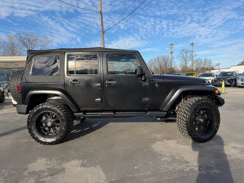 Used 2017 Jeep Wrangler Unlimited Sahara image 2