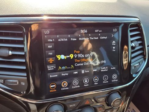 Used 2021 Jeep Grand Cherokee Laredo X image 5