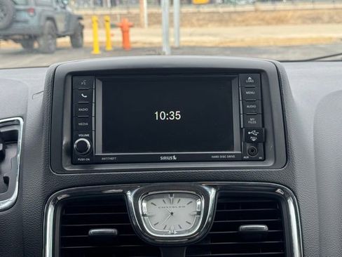 Used 2015 Chrysler Town & Country Touring image 3