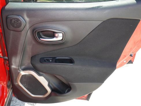 Used 2015 Jeep Renegade Latitude w/ Popular Equipment Group FWD image 23