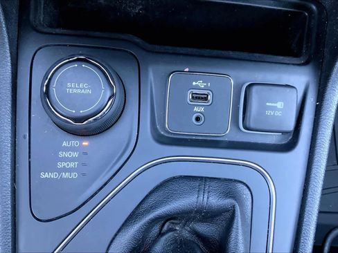 Used 2020 Jeep Cherokee Latitude Plus image 35