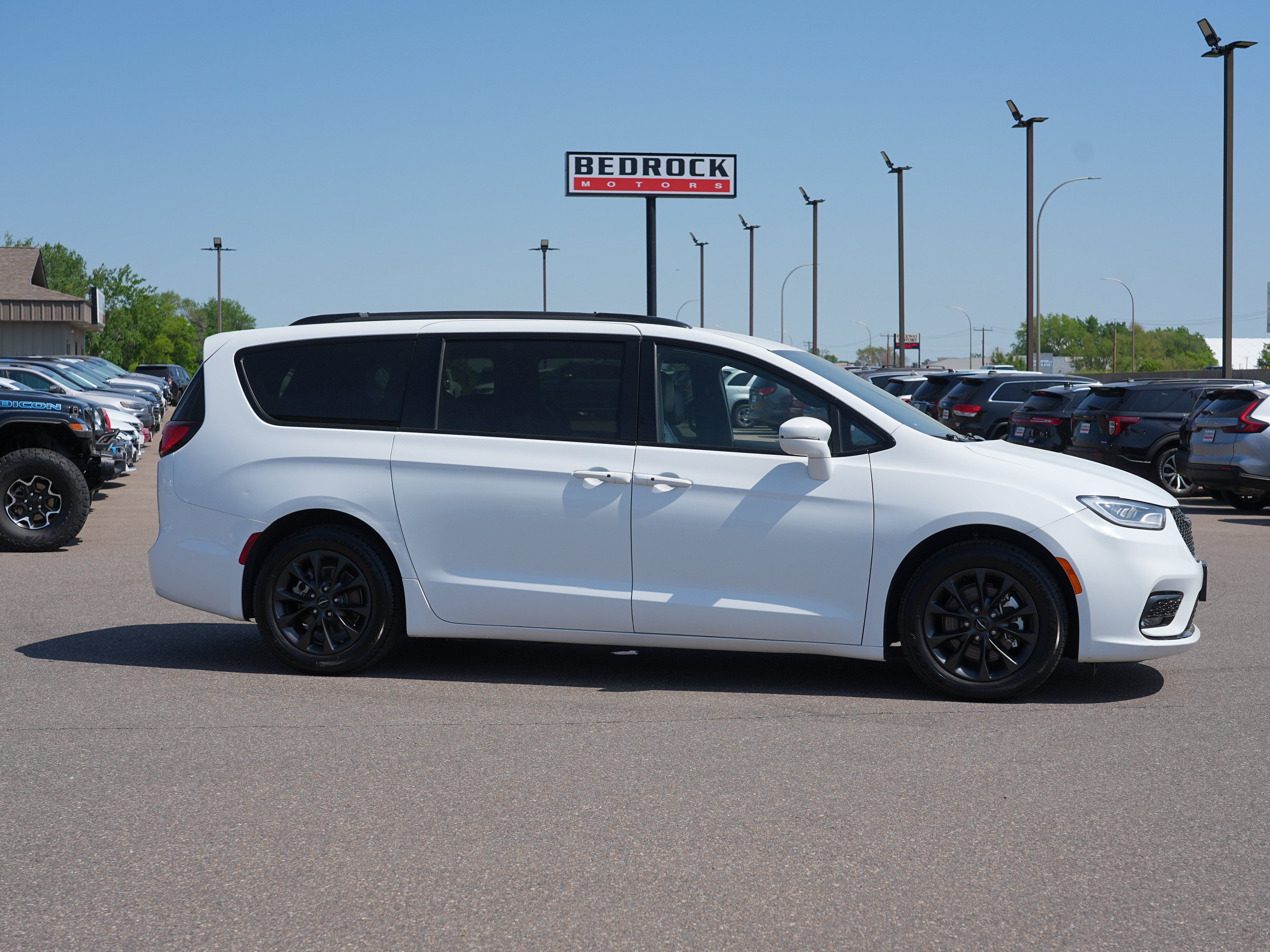 Used 2021 Chrysler Pacifica Touring-L w/ S Appearance Package FWD image 2