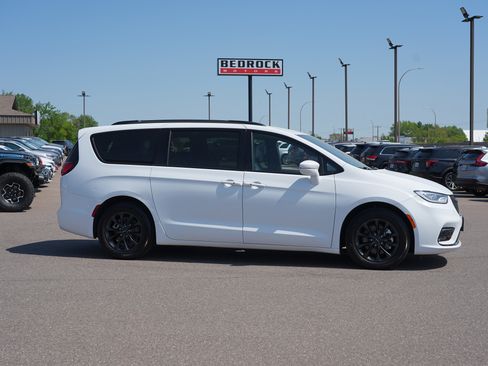 Used 2021 Chrysler Pacifica Touring-L w/ S Appearance Package FWD image 2