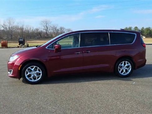 Used 2020 Chrysler Pacifica Touring w/ Tire & Wheel Group image 4