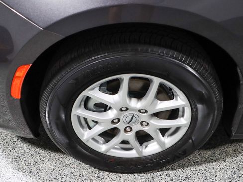 Used 2023 Chrysler Pacifica Touring-L image 11