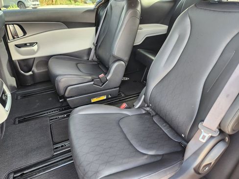 Certified 2023 Kia Carnival LX image 11