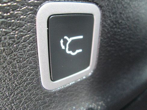 Used 2025 Chrysler Pacifica Select FWD image 12
