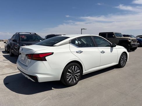 Used 2025 Nissan Altima 2.5 SV FWD image 3