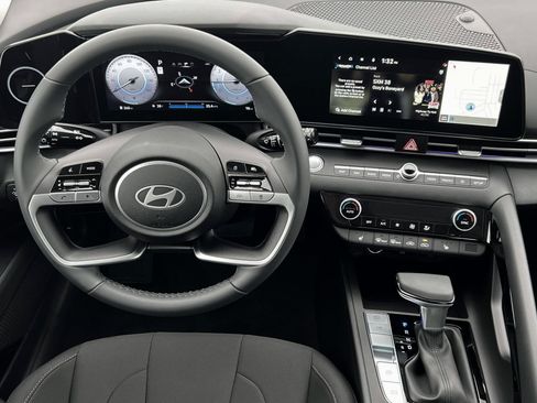 New 2025 Hyundai Elantra SEL FWD image 17