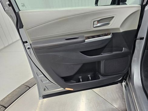 Used 2021 Toyota Sienna XLE w/ XLE Plus Package image 37