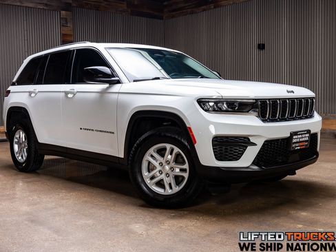Used 2023 Jeep Grand Cherokee Laredo AWD/4WD image 1
