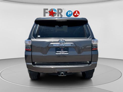 Used 2017 Toyota 4Runner SR5 AWD/4WD image 4